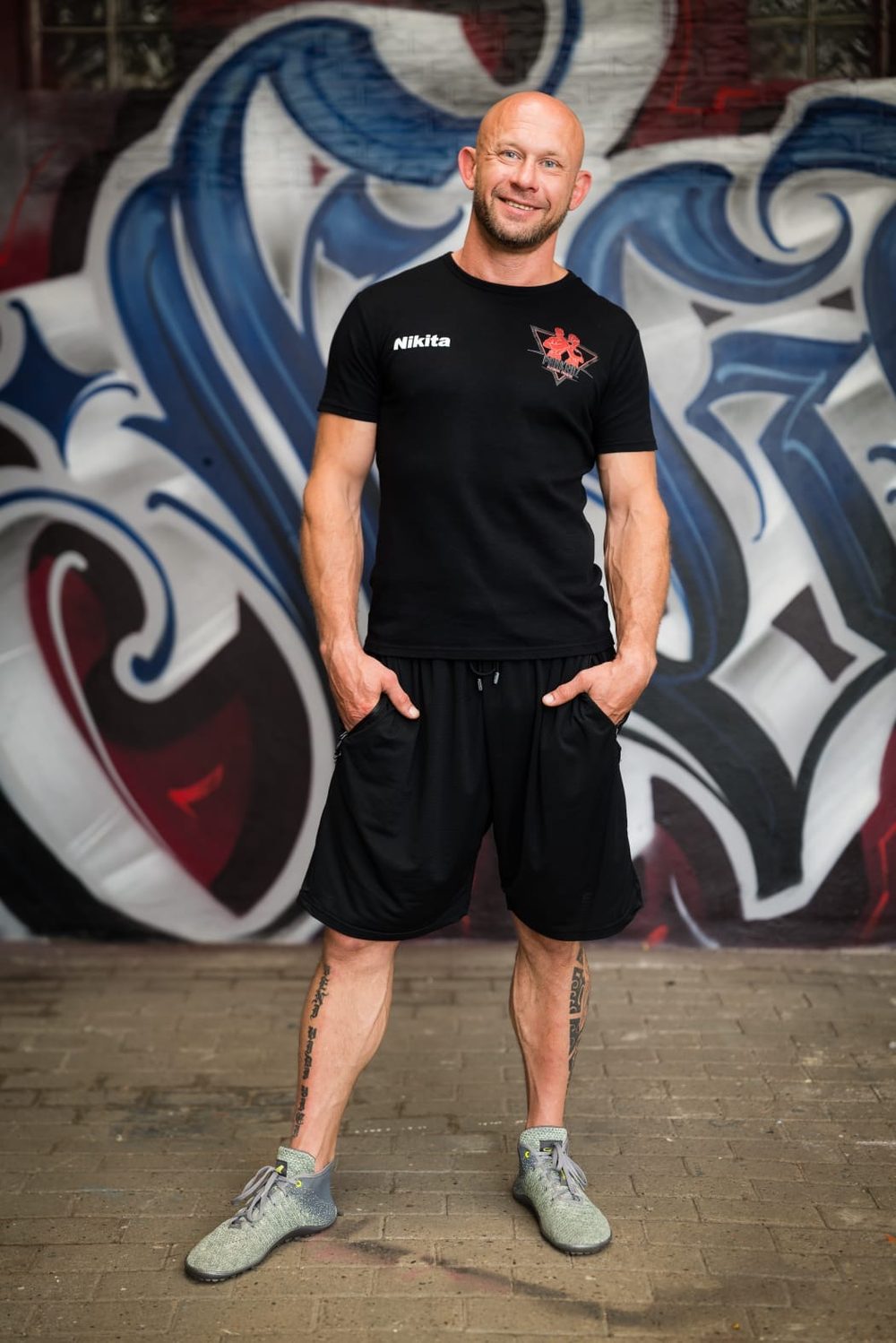 Nikita Pankraz vor Graffiti-Wand