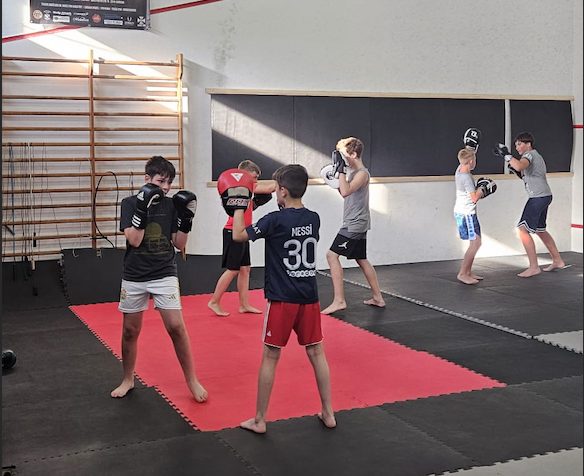 Kinder beim Kickboxtraining